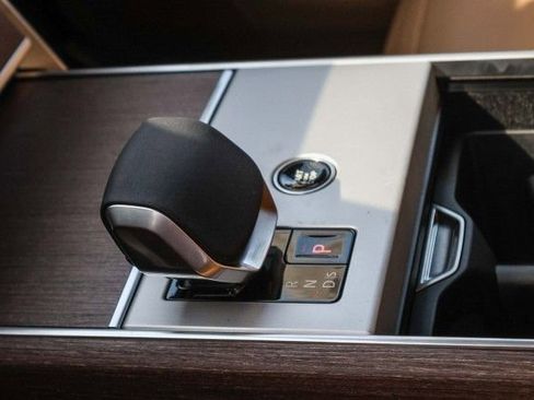 New 2025 Land Rover Range Rover Long Wheelbase SE image 19