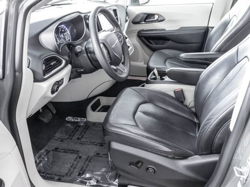 Used 2022 Chrysler Pacifica Touring-L FWD image 6