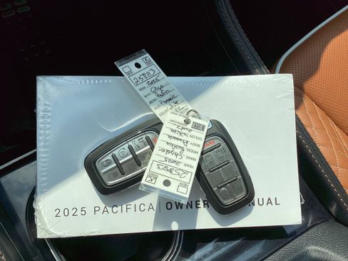 Used 2025 Chrysler Pacifica Pinnacle w/ Trailer Tow Group FWD image 25