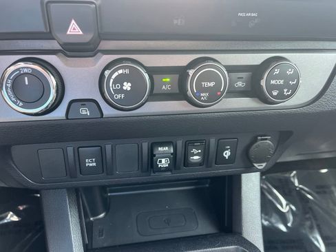 Used 2019 Toyota Tacoma TRD Sport AWD/4WD image 30