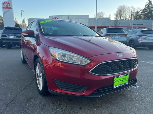 Used 2015 Ford Focus SE image 1