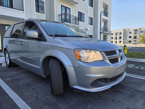 Used 2014 Dodge Grand Caravan SXT image 4
