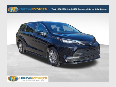 Used 2025 Toyota Sienna LE FWD image 1