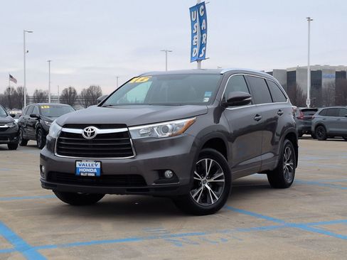 Used 2016 Toyota Highlander XLE image 2
