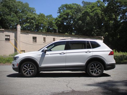 Used 2021 Volkswagen Tiguan SE w/ Panoramic Sunroof Package AWD/4WD image 3