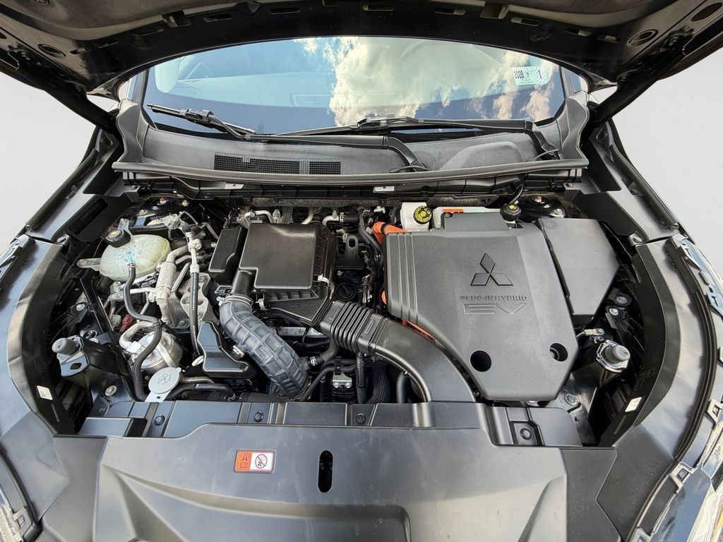 Used 2023 Mitsubishi Outlander 4WD Plug-In Hybrid image 24