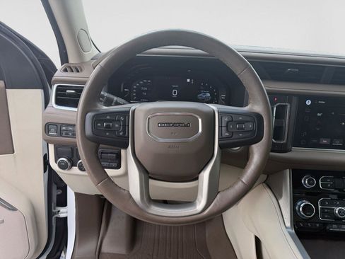 Used 2022 GMC Yukon XL Denali w/ Denali Premium Package image 11