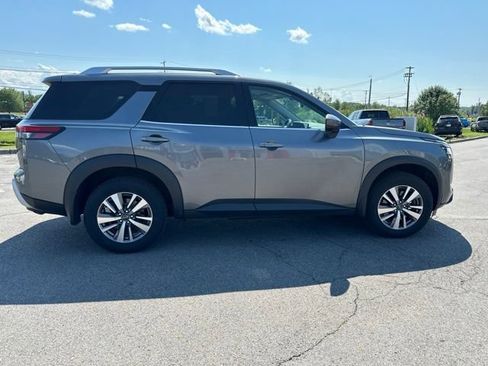 Used 2023 Nissan Pathfinder SL AWD/4WD image 6