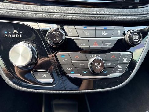 New 2026 Chrysler Pacifica Select image 26