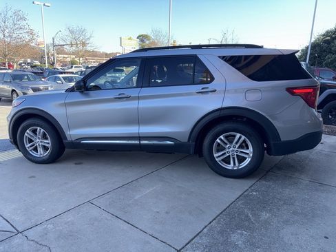 Used 2023 Ford Explorer XLT w/ Equipment Group 202A image 8