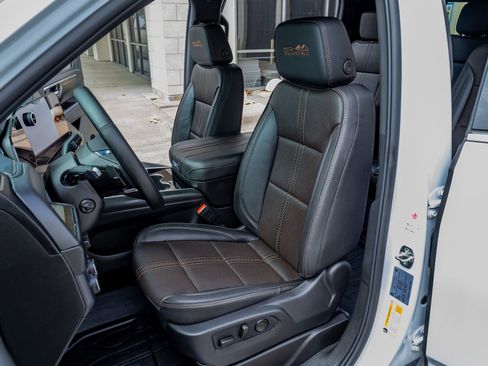 Used 2026 Chevrolet Suburban High Country AWD/4WD image 30