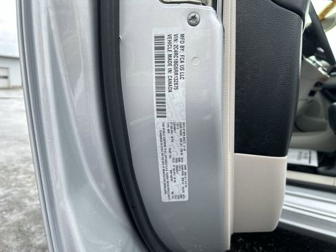 Used 2024 Chrysler Pacifica Touring-L image 29