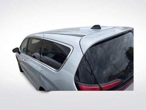 Used 2024 Chrysler Pacifica Touring-L FWD image 9