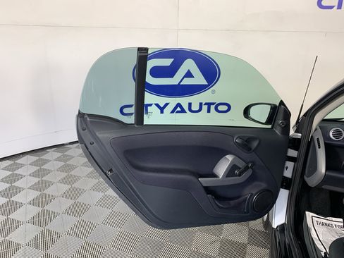 Used 2015 smart fortwo pure RWD image 13