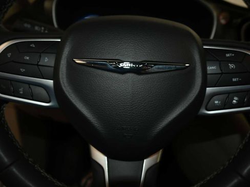 Used 2023 Chrysler Pacifica Touring-L FWD image 23