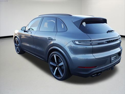 Used 2024 Porsche Cayenne image 3