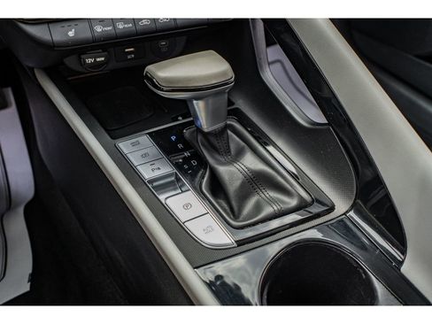 Used 2024 Hyundai Elantra Limited FWD image 18