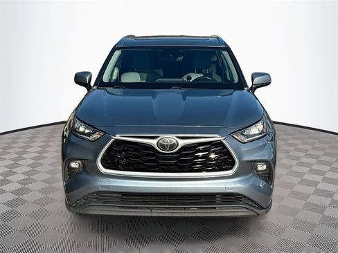 Used 2020 Toyota Highlander XLE image 2