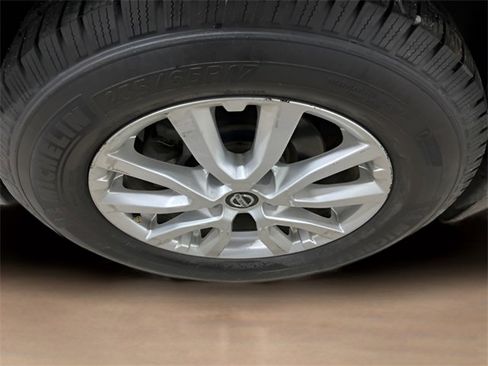 Used 2018 Nissan Rogue SV w/ Premium Package image 9