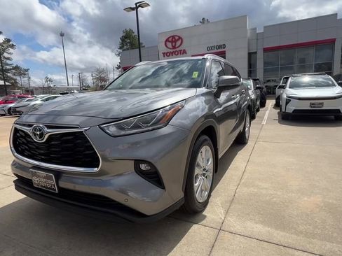 Used 2026 Toyota Highlander Limited image 2