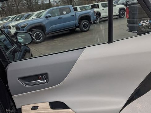 Certified 2023 Toyota Venza XLE image 18