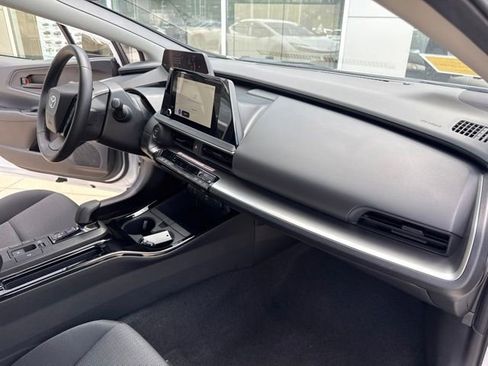 Used 2025 Toyota Prius LE FWD image 31