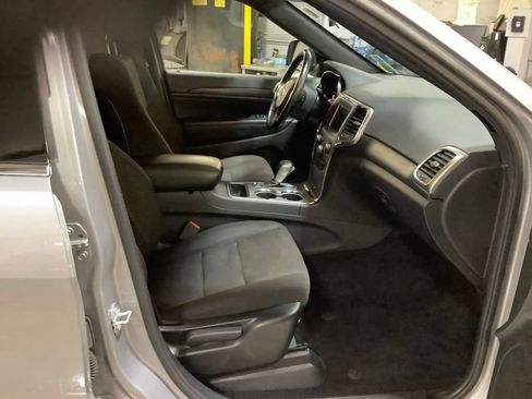 Used 2021 Jeep Grand Cherokee Laredo AWD/4WD image 13