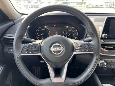 Used 2024 Nissan Altima 2.5 SV FWD image 12