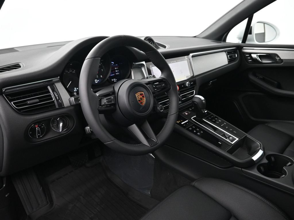 Certified 2026 Porsche Macan AWD/4WD image 4