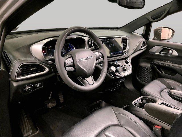 Used 2022 Chrysler Pacifica Touring-L w/ S Appearance Package FWD image 12