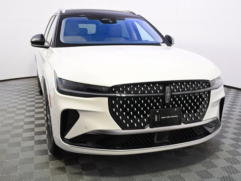 New 2025 Lincoln Nautilus Reserve image 9