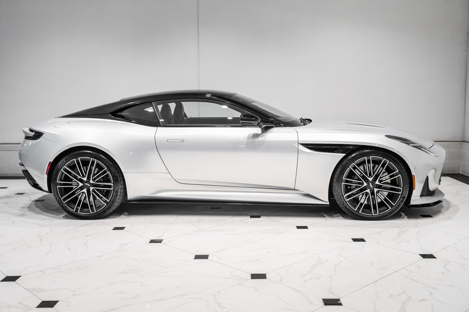 Used 2024 Aston Martin DB12 Coupe RWD image 39