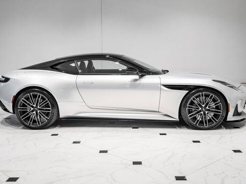 Used 2024 Aston Martin DB12 Coupe image 39