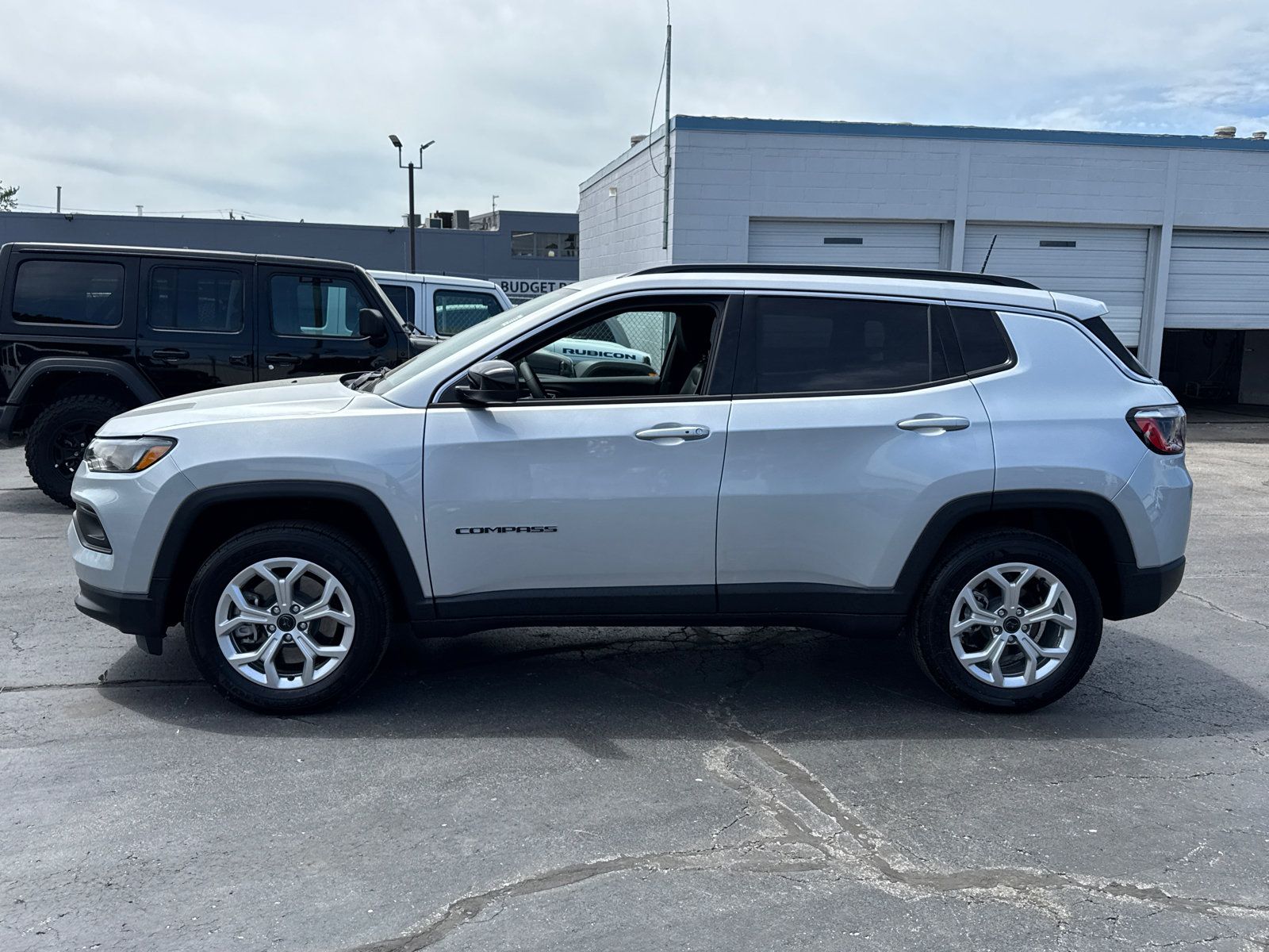 Used 2025 Jeep Compass Latitude AWD/4WD image 3