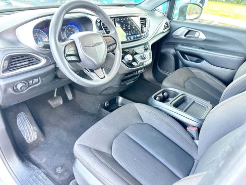 Used 2023 Chrysler Pacifica Touring FWD image 18