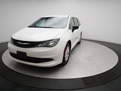 Used 2024 Chrysler Voyager LX image 34