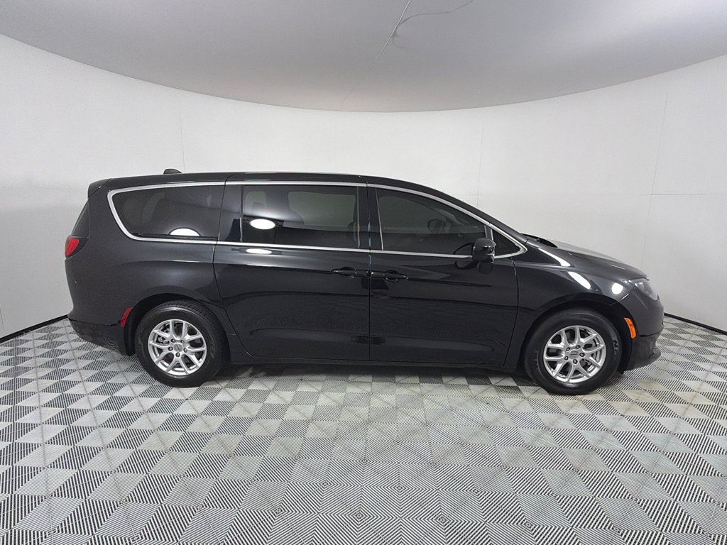 Used 2023 Chrysler Voyager LX FWD image 4