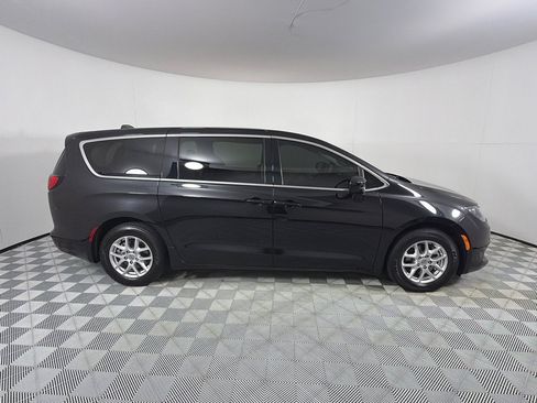 Used 2023 Chrysler Voyager LX FWD image 4