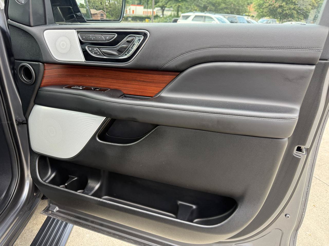 Used 2021 Lincoln Navigator Reserve w/ Luxury Package RWD image 10