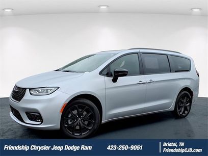 New 2026 Chrysler Pacifica Select