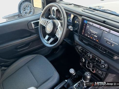 Used 2025 Jeep Wrangler Unlimited Sahara AWD/4WD image 16