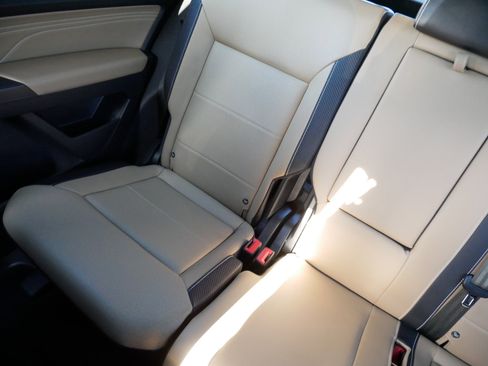 Certified 2021 Volkswagen Atlas Cross Sport SE w/ Panoramic Sunroof Package image 12