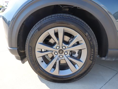Used 2024 Ford Explorer XLT w/ Equipment Group 202A AWD/4WD image 32