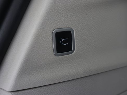 Used 2024 Chrysler Pacifica Touring-L FWD image 27