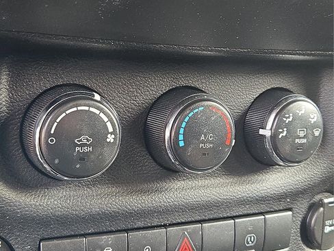 Used 2013 Jeep Wrangler Unlimited Sahara image 17