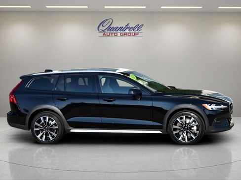 Certified 2025 Volvo V60 B5 Cross Country Ultra AWD/4WD image 3