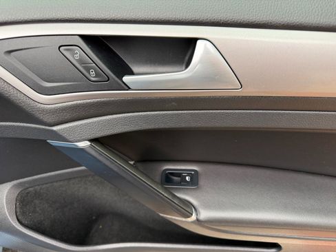 Used 2015 Volkswagen e-Golf SEL Premium image 42