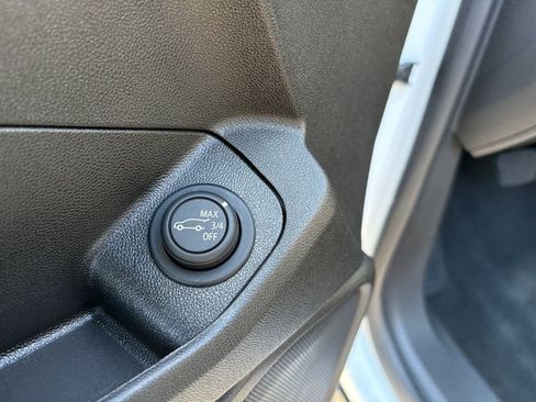 Used 2023 GMC Terrain SLT image 28