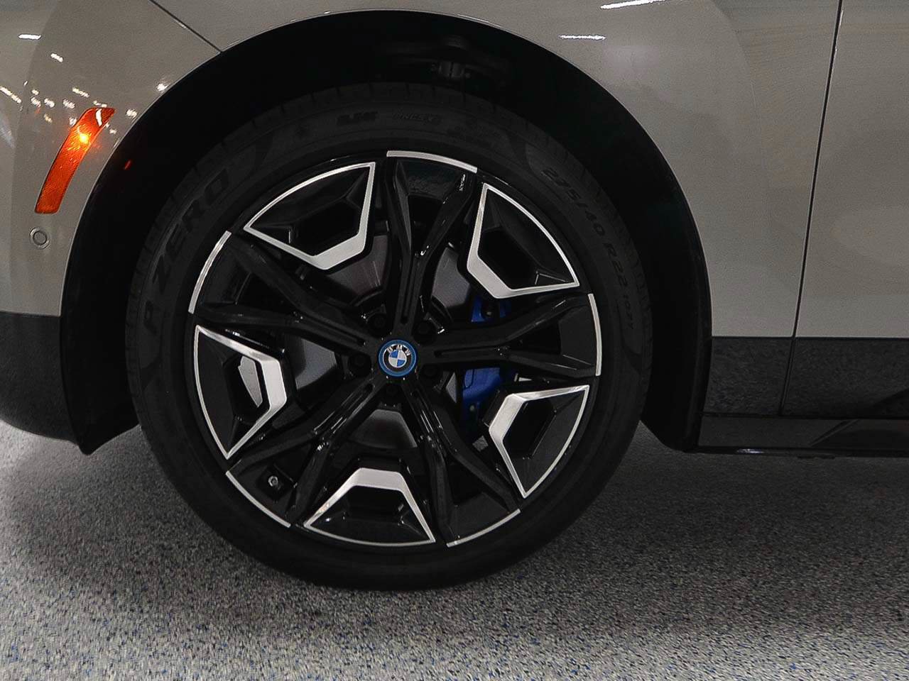 Used 2024 BMW iX xDrive50 w/ Premium Package AWD/4WD image 5