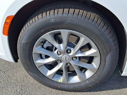 New 2026 Chrysler Pacifica Select AWD/4WD image 18